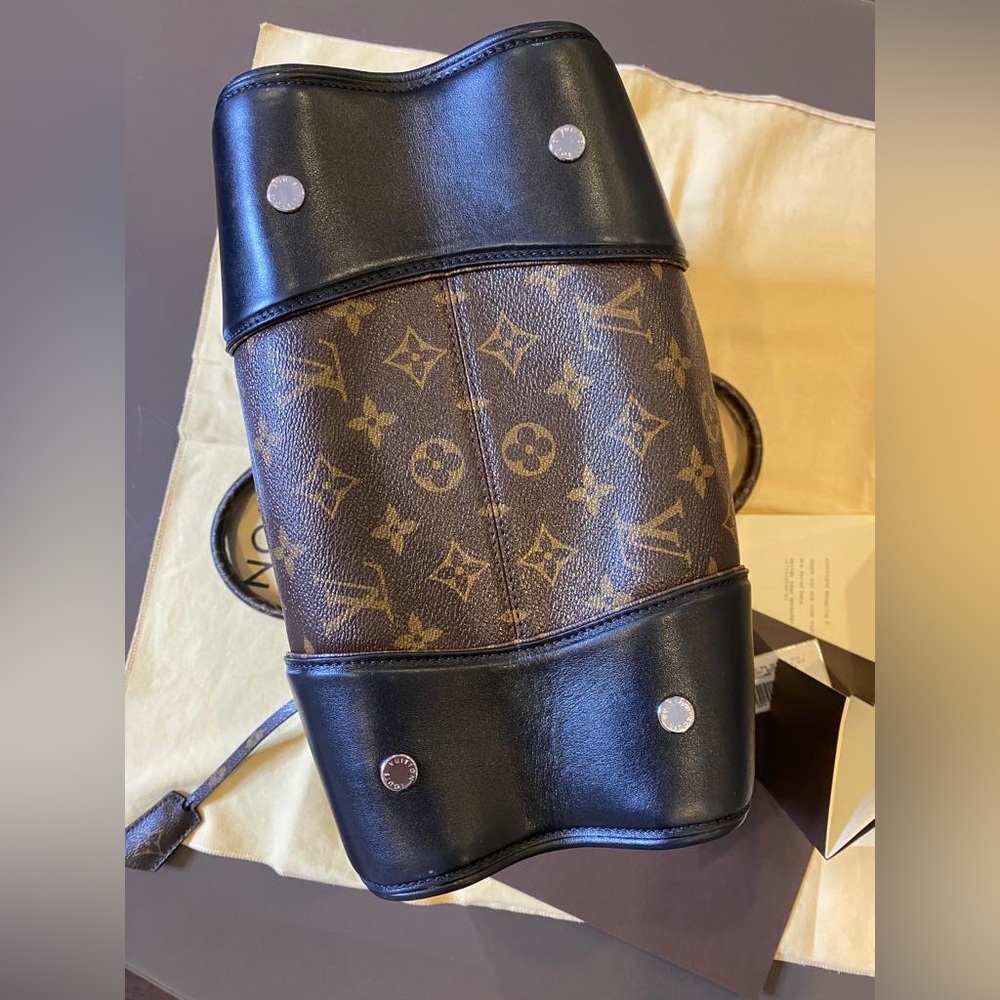 Louis Vuitton Shine
Noir Monogram PM Doc Bag
Brand: LOUIS VUITTON
